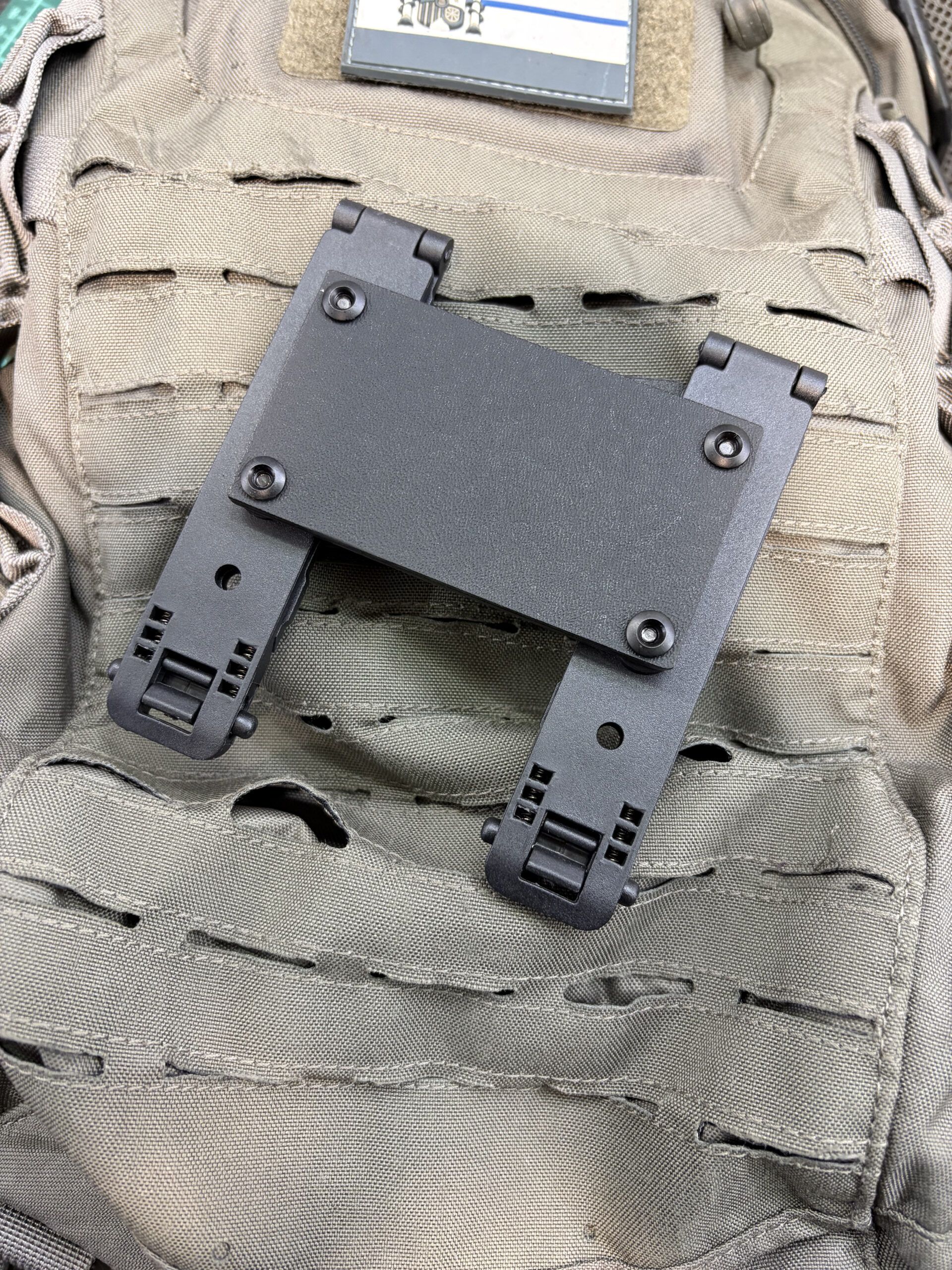 Acople para funda de Taser en chaleco molle. - Imagen 12