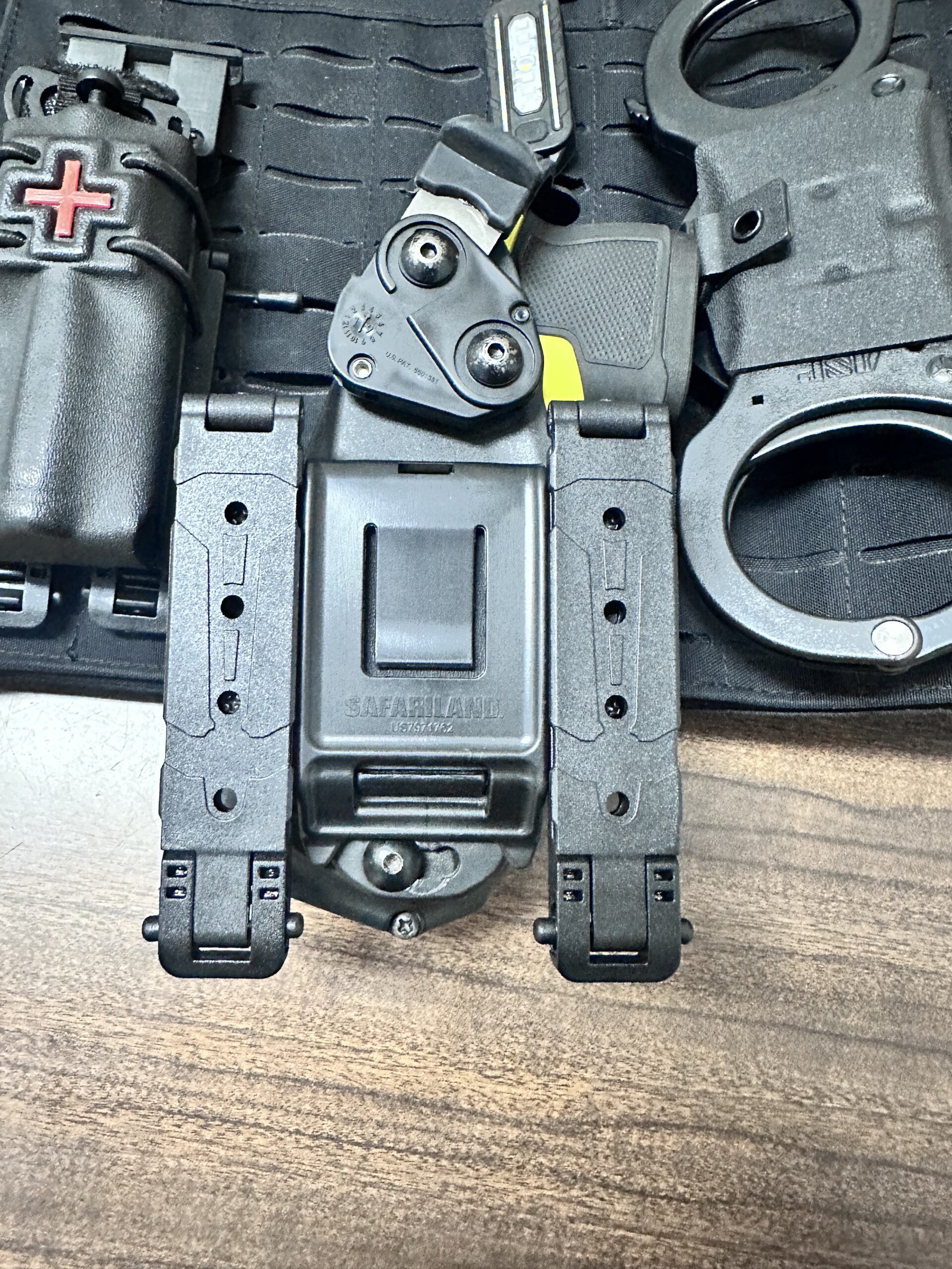 Acople para funda de Taser en chaleco molle. - Imagen 7