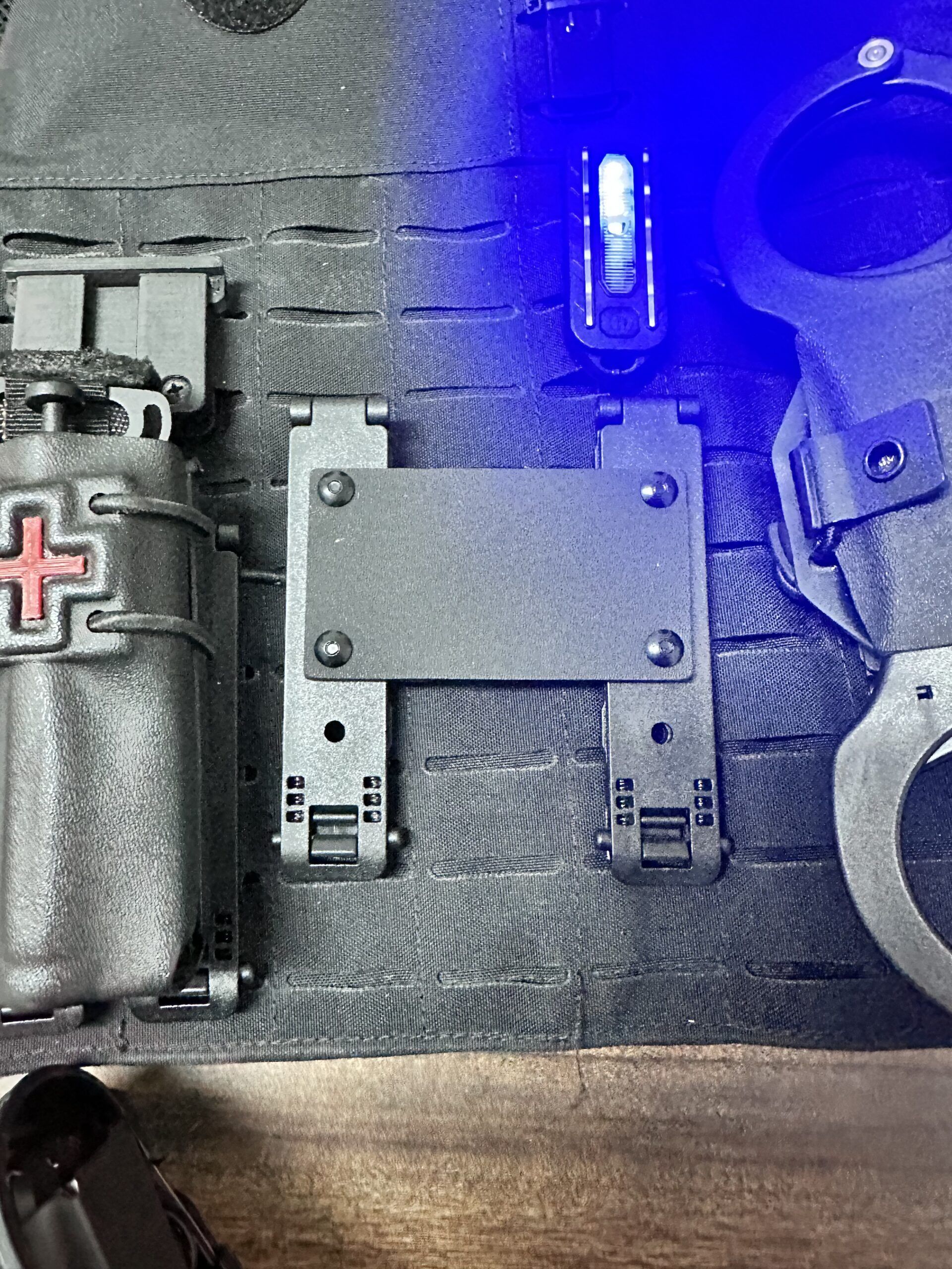 Acople para funda de Taser en chaleco molle. - Imagen 5